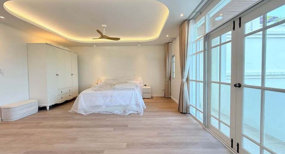For rent 5 bedrooms house in Watthana, Bangkok