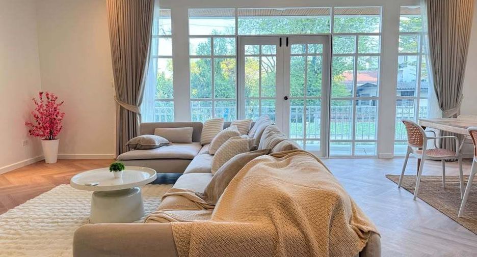 For rent 5 bedrooms house in Watthana, Bangkok