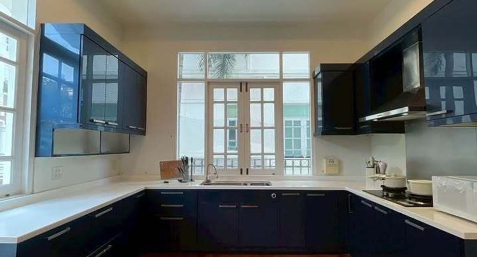 For rent 5 bedrooms house in Watthana, Bangkok