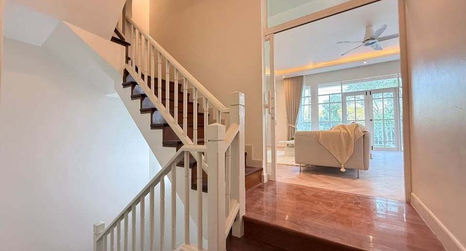 For rent 5 bedrooms house in Watthana, Bangkok