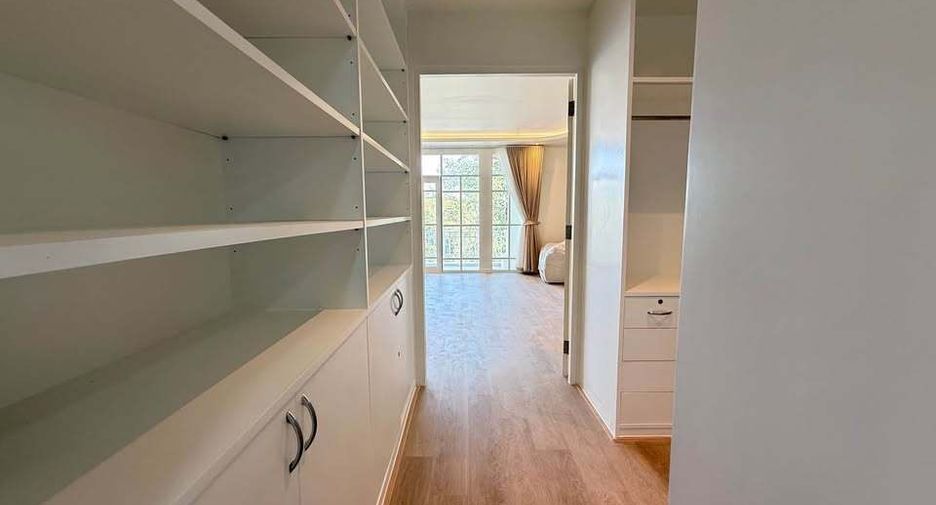 For rent 5 bedrooms house in Watthana, Bangkok