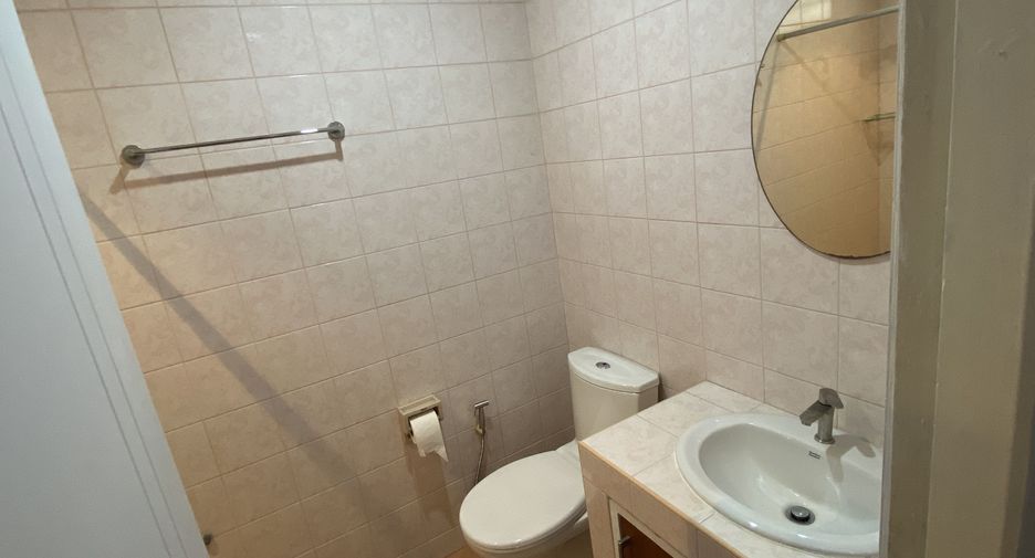For rent 3 bedrooms condo in Khlong Toei, Bangkok