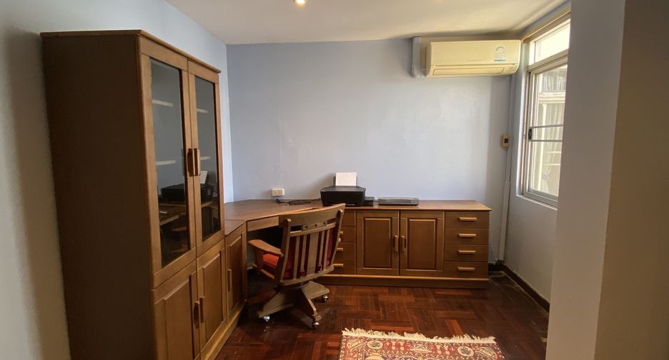 For rent 3 bedrooms condo in Khlong Toei, Bangkok