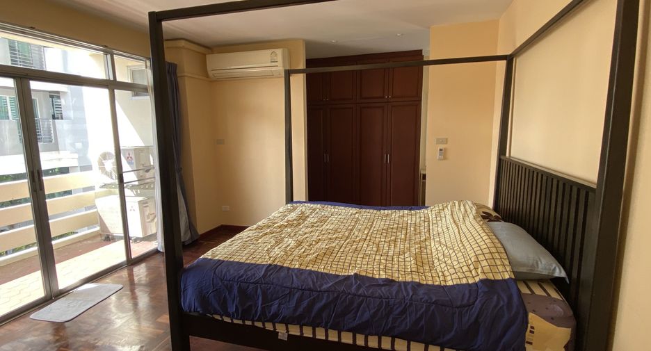 For rent 3 bedrooms condo in Khlong Toei, Bangkok
