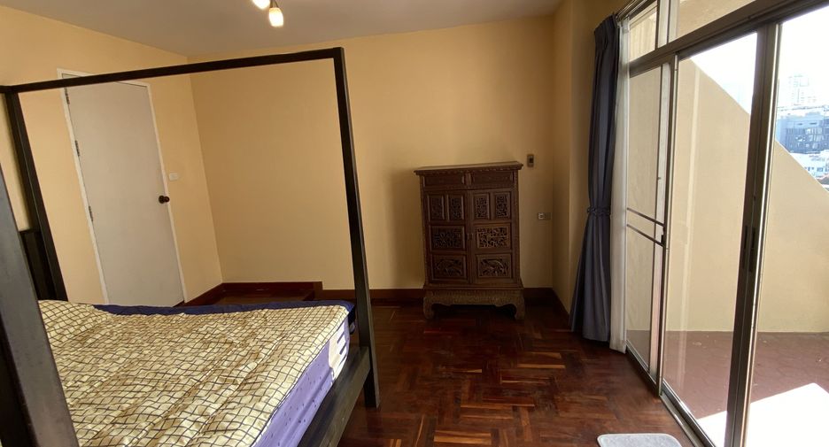 For rent 3 bedrooms condo in Khlong Toei, Bangkok