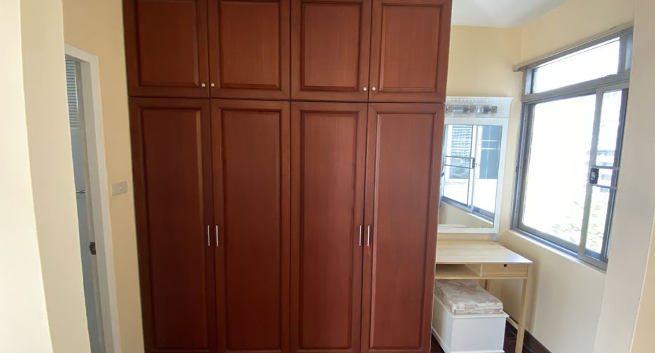 For rent 3 bedrooms condo in Khlong Toei, Bangkok