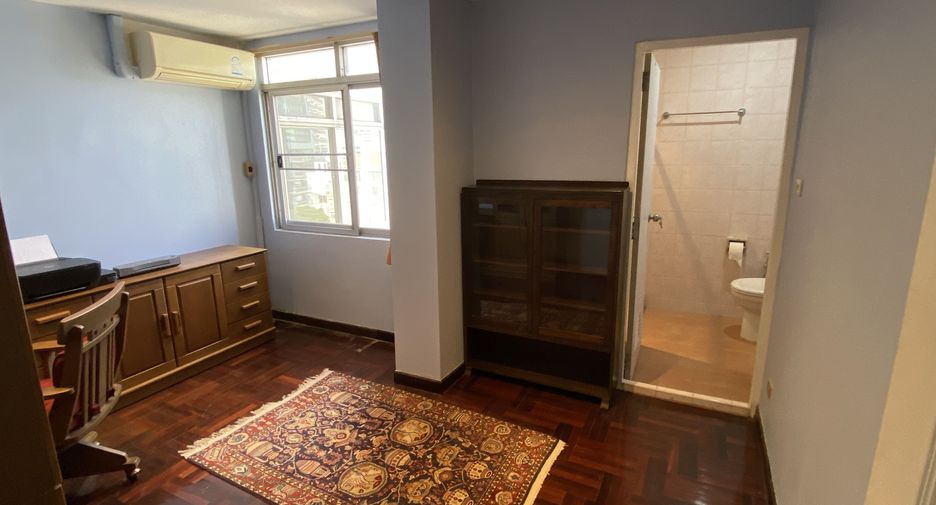 For rent 3 bedrooms condo in Khlong Toei, Bangkok