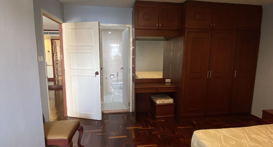 For rent 3 bedrooms condo in Khlong Toei, Bangkok