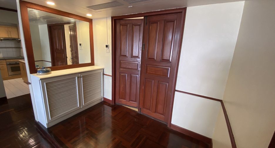 For rent 3 bedrooms condo in Khlong Toei, Bangkok