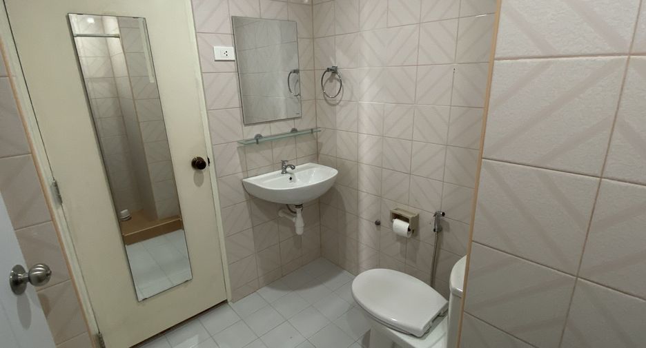 For rent 3 bedrooms condo in Khlong Toei, Bangkok