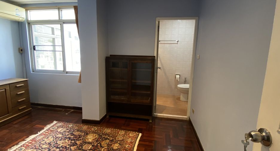 For rent 3 bedrooms condo in Khlong Toei, Bangkok