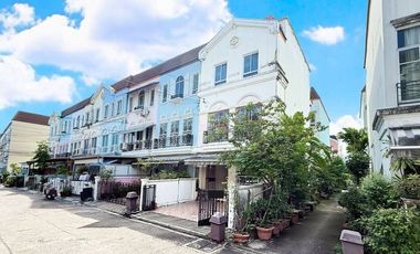 À louer 3 chambres maison de ville à Prawet, Bangkok