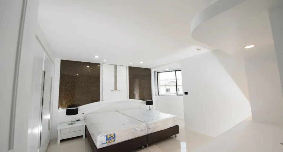 For sale 3 bedrooms condo in Khlong Toei, Bangkok
