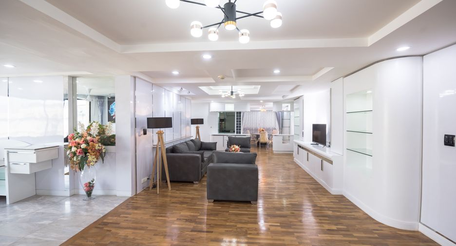 For sale 3 bedrooms condo in Khlong Toei, Bangkok