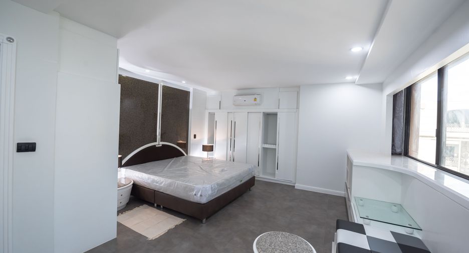 For sale 3 bedrooms condo in Khlong Toei, Bangkok