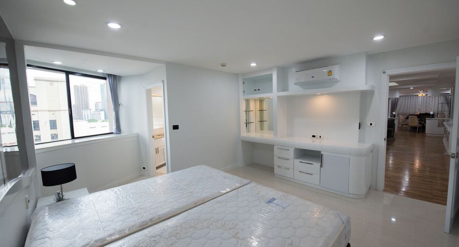 For sale 3 bedrooms condo in Khlong Toei, Bangkok