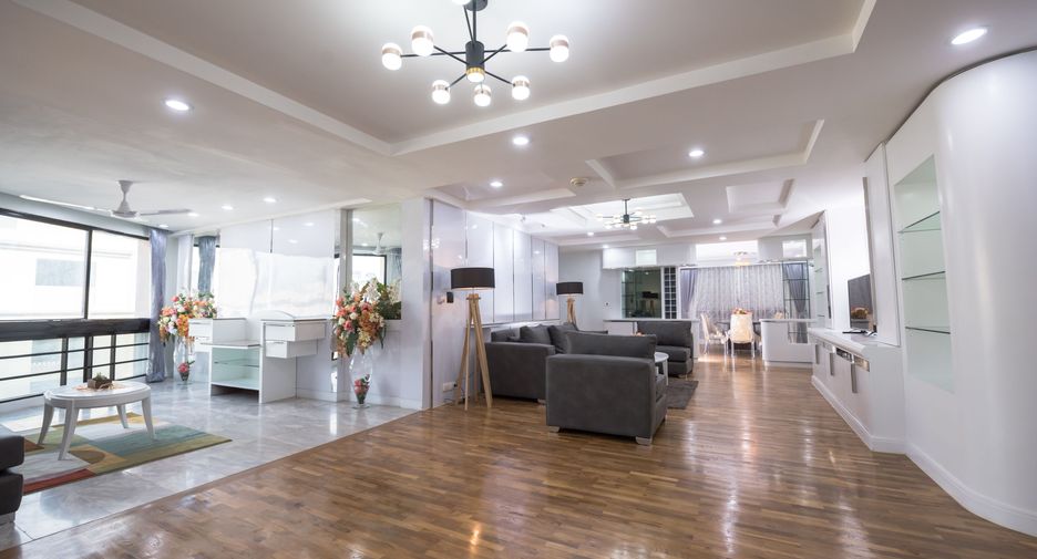 For sale 3 bedrooms condo in Khlong Toei, Bangkok
