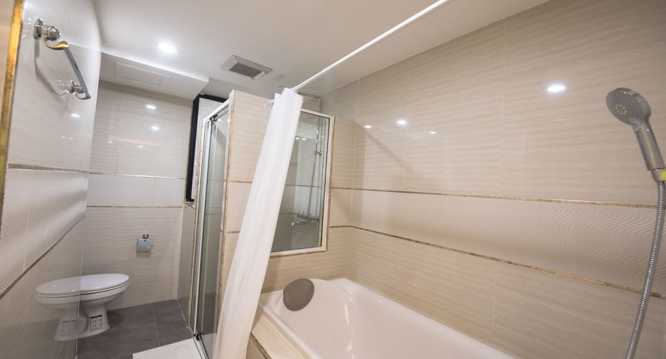 For sale 3 bedrooms condo in Khlong Toei, Bangkok