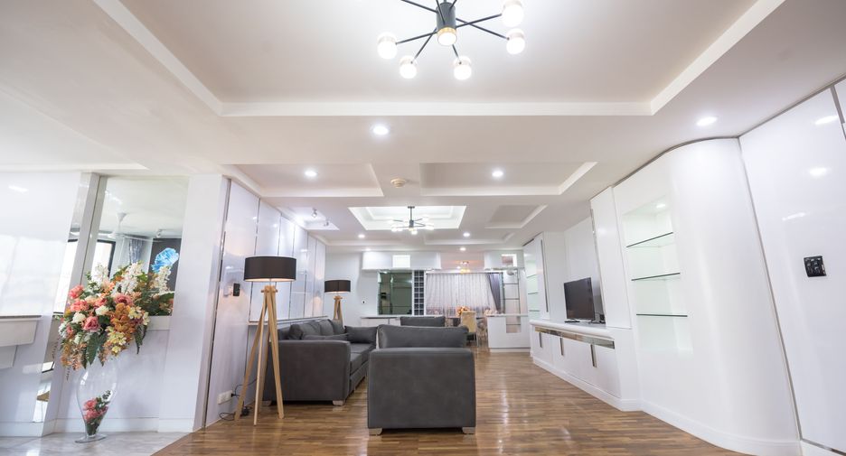 For sale 3 bedrooms condo in Khlong Toei, Bangkok