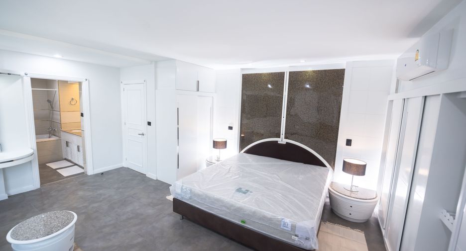 For sale 3 bedrooms condo in Khlong Toei, Bangkok