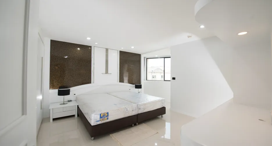 For sale 3 bedrooms condo in Khlong Toei, Bangkok