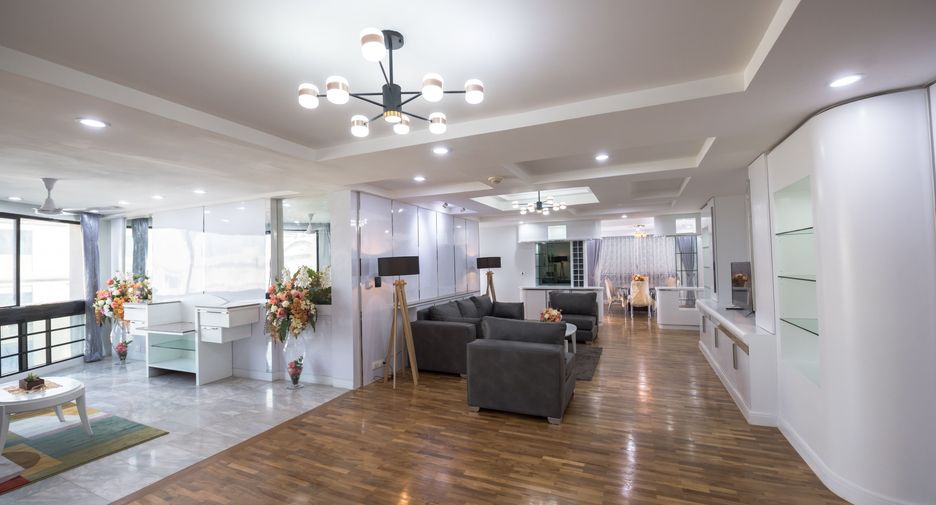 For sale 3 bedrooms condo in Khlong Toei, Bangkok
