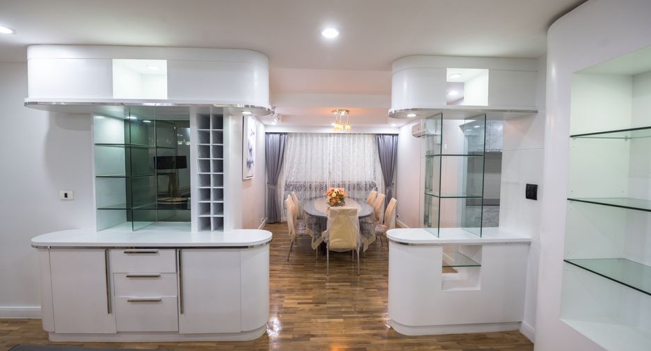 For sale 3 bedrooms condo in Khlong Toei, Bangkok