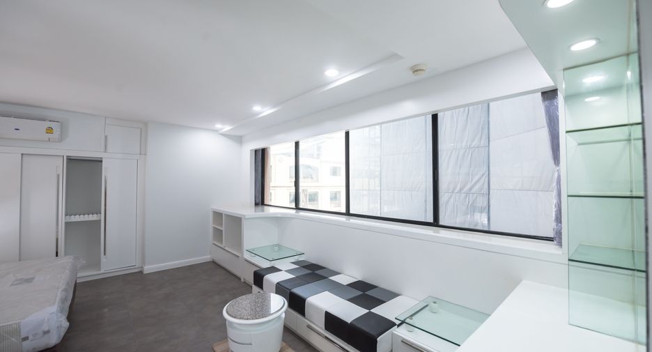 For sale 3 bedrooms condo in Khlong Toei, Bangkok