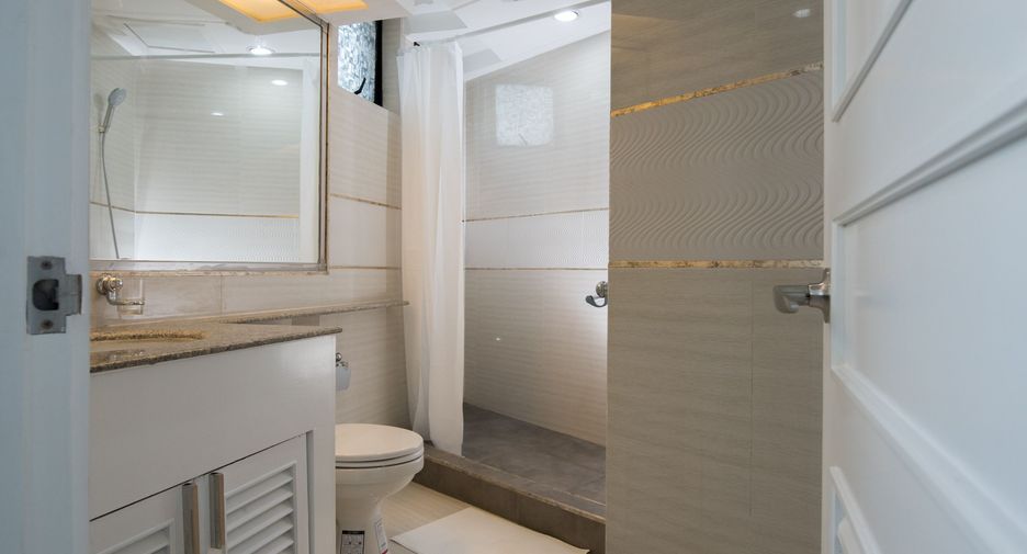 For sale 3 bedrooms condo in Khlong Toei, Bangkok