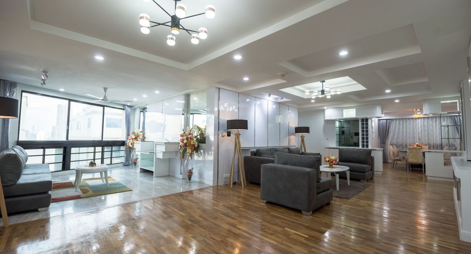 For sale 3 bedrooms condo in Khlong Toei, Bangkok