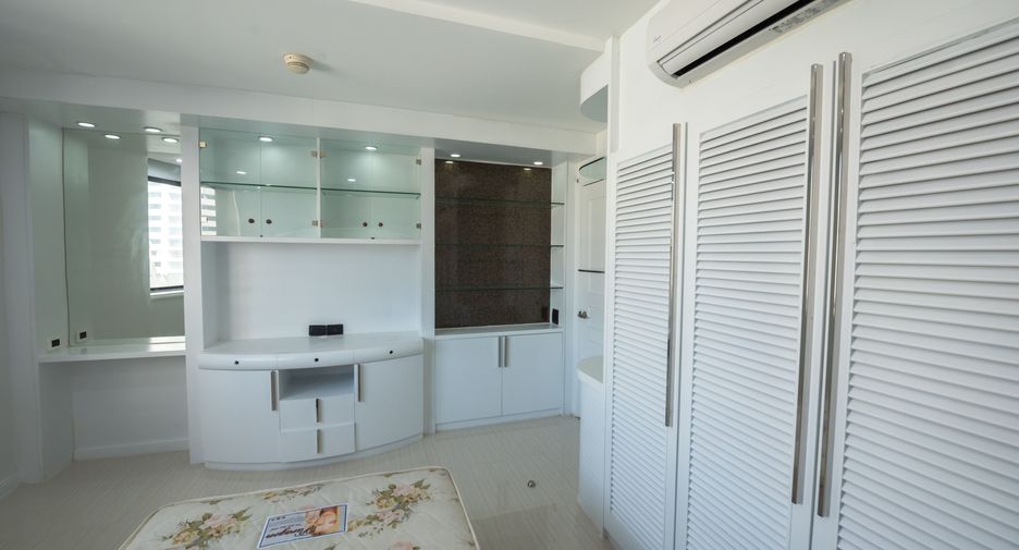 For sale 3 bedrooms condo in Khlong Toei, Bangkok