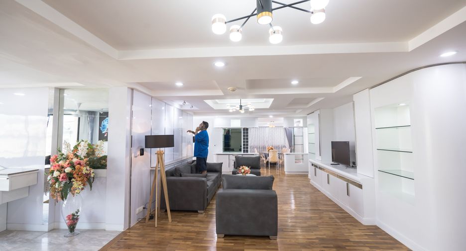 For sale 3 bedrooms condo in Khlong Toei, Bangkok