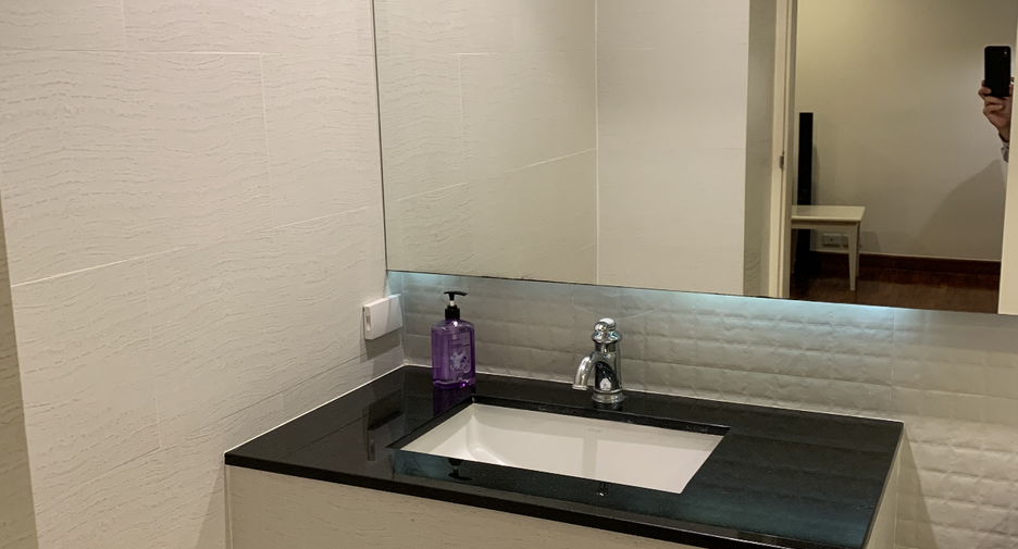 For rent 1 bed condo in Khlong Toei, Bangkok