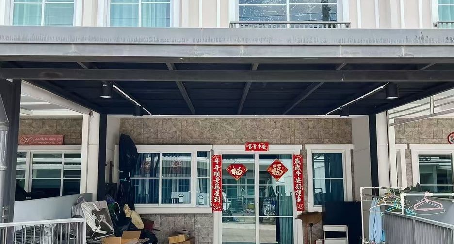 For rent 3 bedrooms townhouse in Prawet, Bangkok