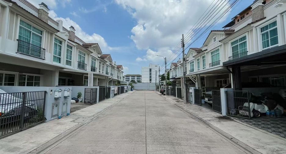 For rent 3 bedrooms townhouse in Prawet, Bangkok