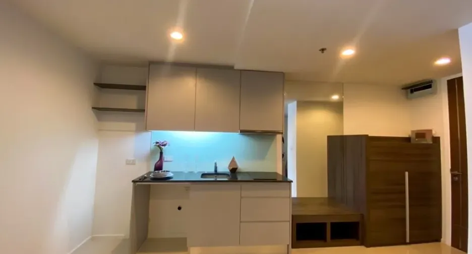 For sale 3 bedrooms condo in Watthana, Bangkok