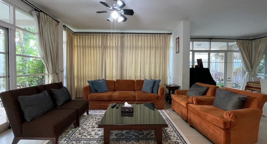 For rent 3 bedrooms house in Phra Khanong, Bangkok