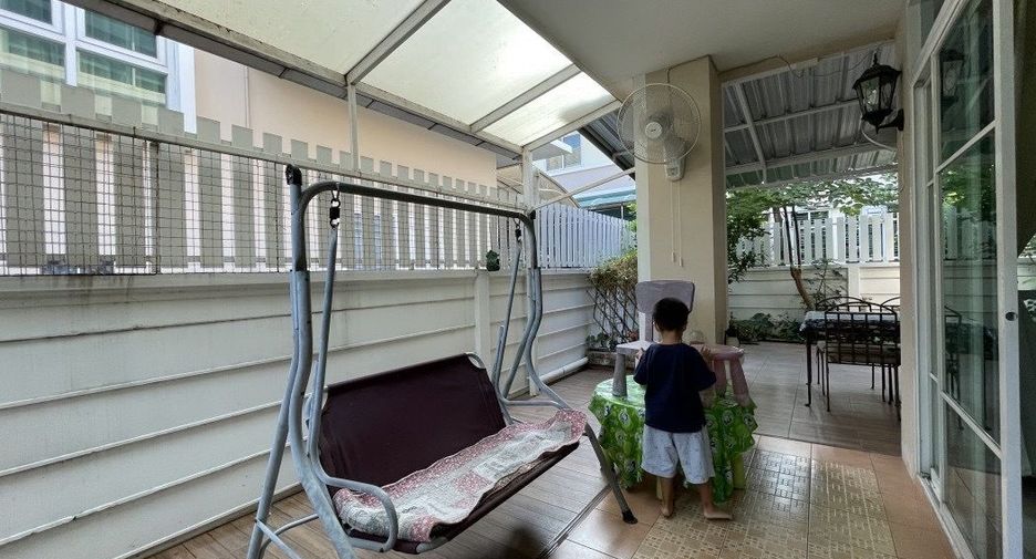 For rent 3 bedrooms house in Phra Khanong, Bangkok