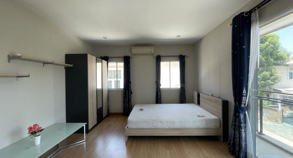 For rent 3 bedrooms house in Phra Khanong, Bangkok