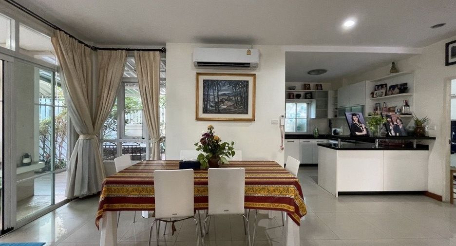 For rent 3 bedrooms house in Phra Khanong, Bangkok