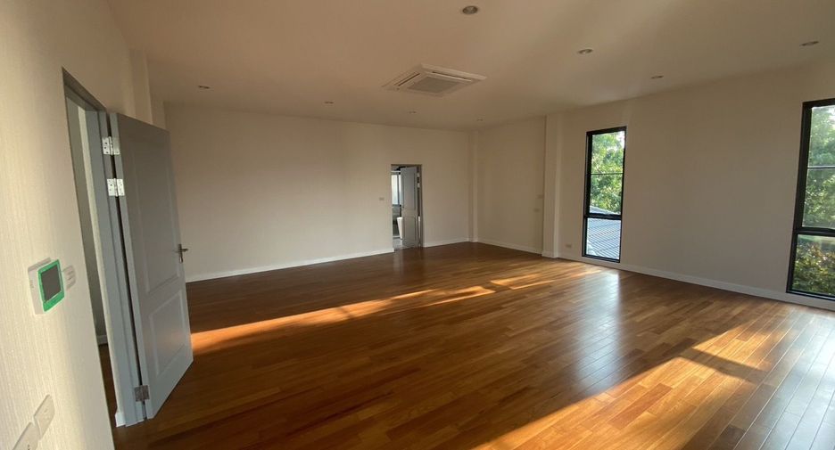 For sale 5 bedrooms house in Thawi Watthana, Bangkok