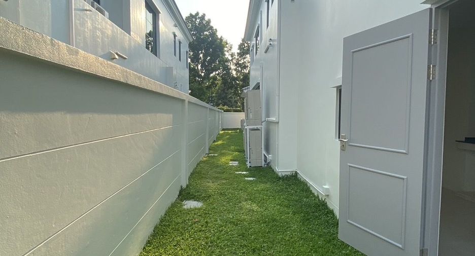 For sale 5 bedrooms house in Thawi Watthana, Bangkok