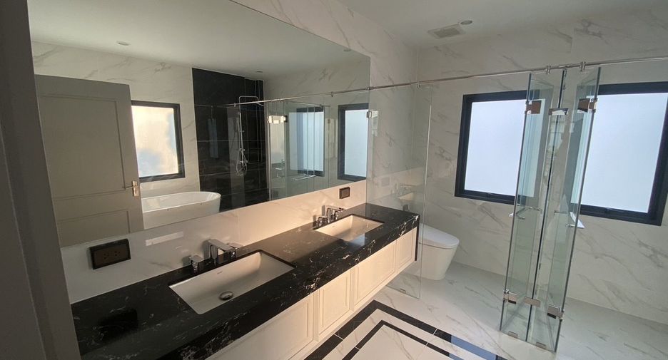 For sale 5 bedrooms house in Thawi Watthana, Bangkok