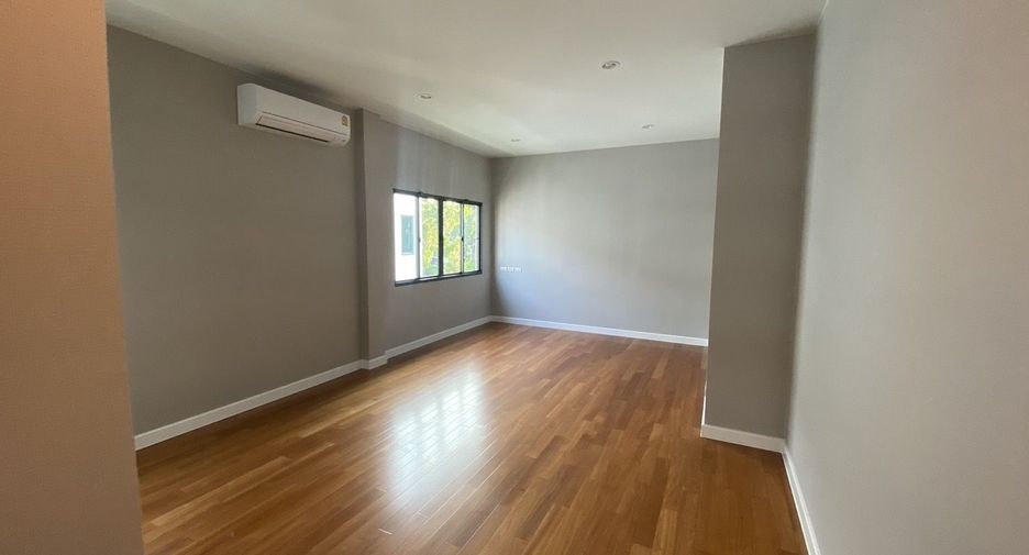 For sale 5 bedrooms house in Thawi Watthana, Bangkok