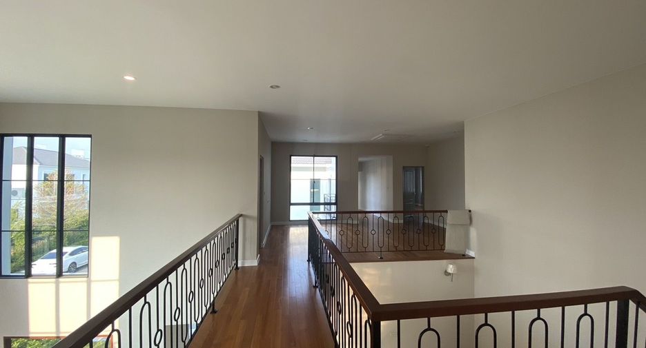 For sale 5 bedrooms house in Thawi Watthana, Bangkok
