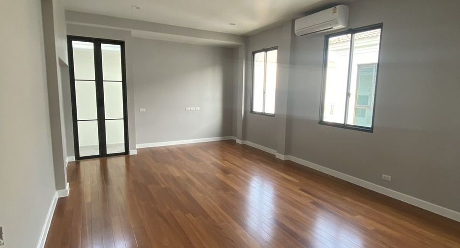 For sale 5 bedrooms house in Thawi Watthana, Bangkok