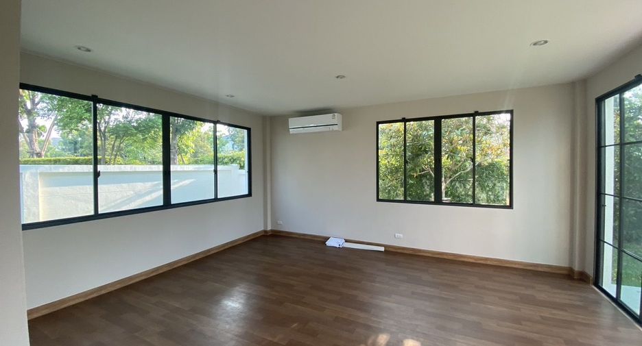 For sale 5 bedrooms house in Thawi Watthana, Bangkok