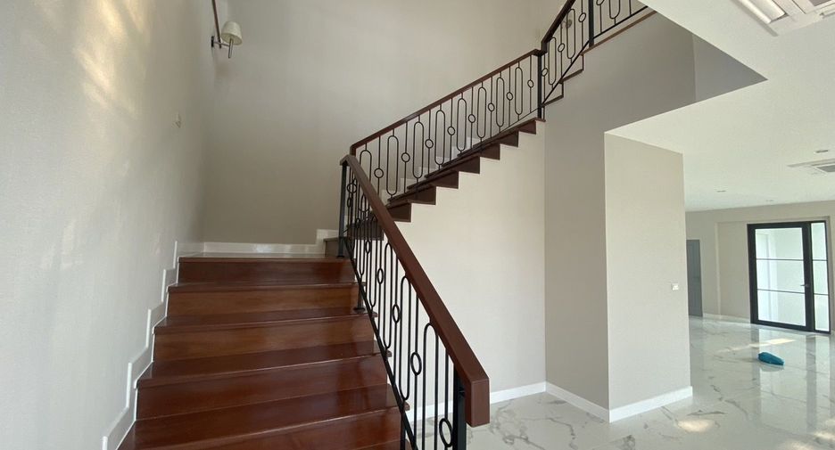 For sale 5 bedrooms house in Thawi Watthana, Bangkok