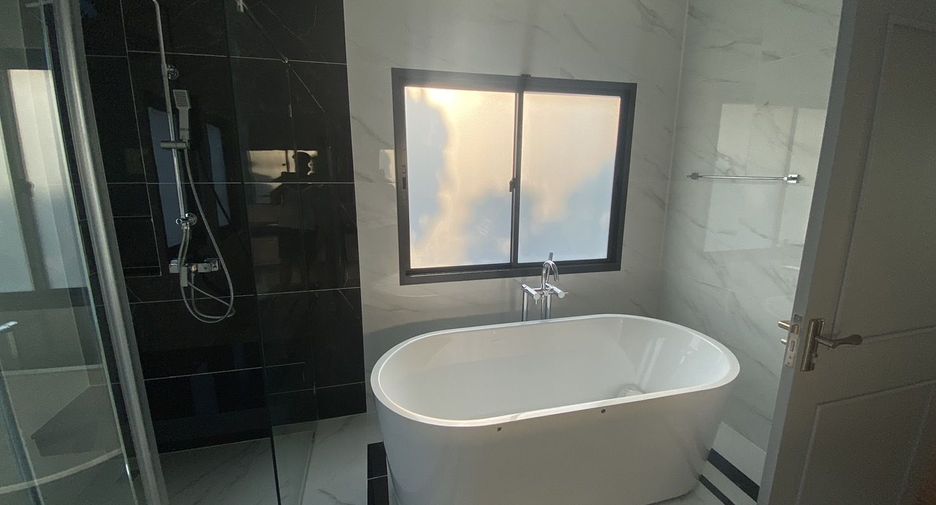 For sale 5 bedrooms house in Thawi Watthana, Bangkok