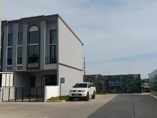 For rent 4 bedrooms townhouse in Phra Samut Chedi, Samut Prakan